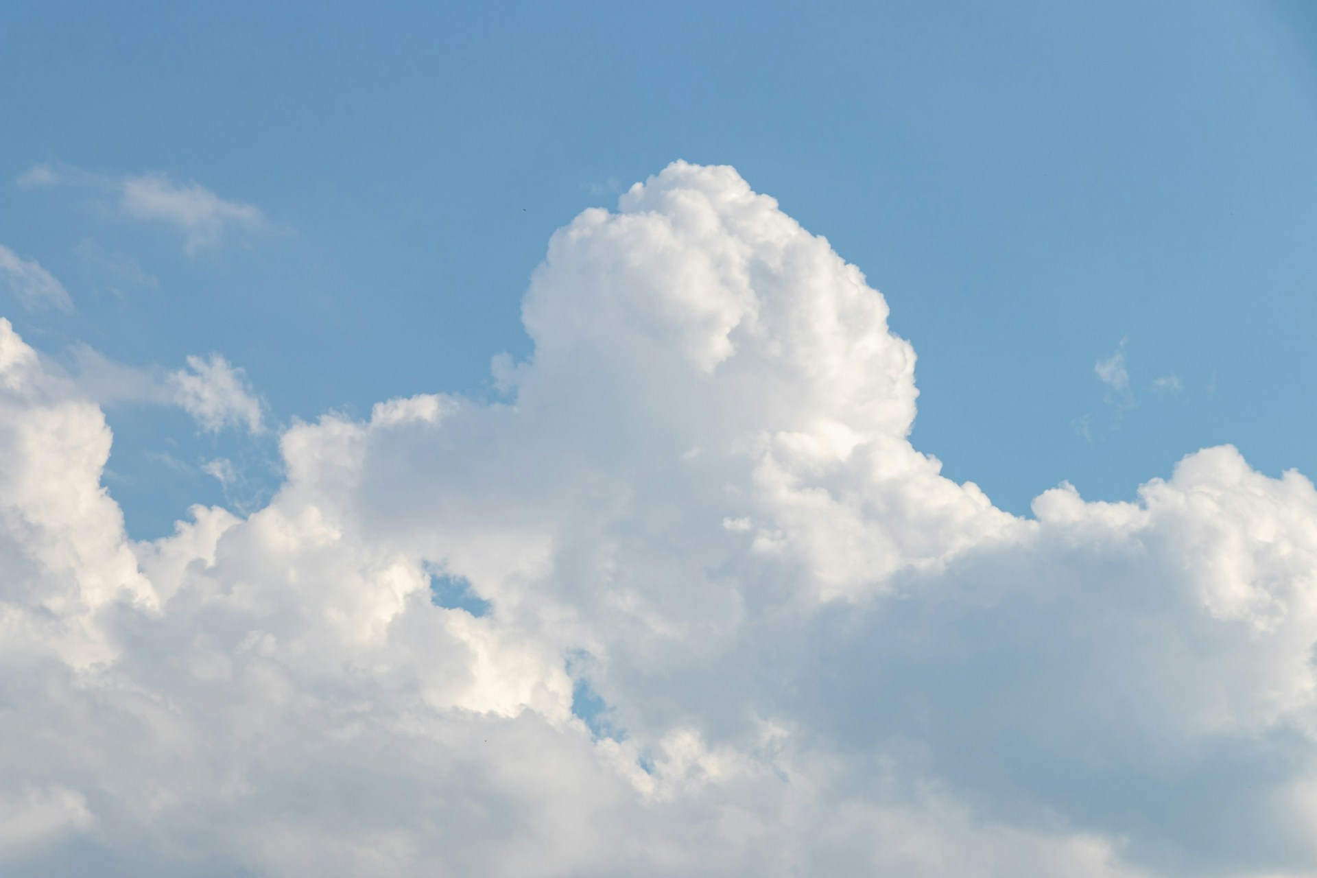Weiße Wolke am blauen Himmel